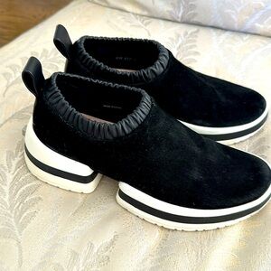 Fantastic Stuart Weitzman black suede sneakers!designer.worn rarely.women’s 4